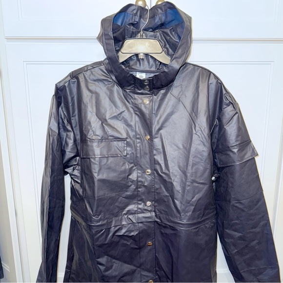 New! Fabletics Kenna Convertible Rain Jacket
Color: Deep Navy Travel Long/Short - Picture 4 of 16